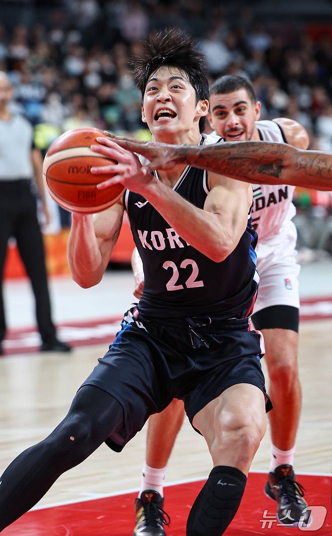 16일 일본 나고야 아이치 인터내셔널 아레나에서 열린 2026 아이치·나고야 아시안게임 남자 농구 8강 대한민국과 요르단의 경기, 대한민국 여준석이 슛을 시도하고 있다. 2026.9.16 ⓒ 뉴스1 김도우 기자