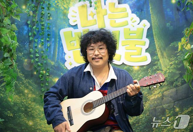 ‘나는 반딧불’ 원곡자 정중식이 16일 오후 서울 강남구 예림당 아트홀에서 열린 어린이 가족 뮤지컬 '나는 반딧불' 공연장을 찾아 포즈를 취하고 있다. '나는 반딧불'은 아빠를 잃은 뒤 어둠을 두려워하게 된 소녀 서윤이가 작은 반딧불과 함께 잃어버린 마음의 빛을 찾아가는 과정을 그린 창작 뮤지컬이다. 2026.9.16 ⓒ 뉴스1 권현진 기자