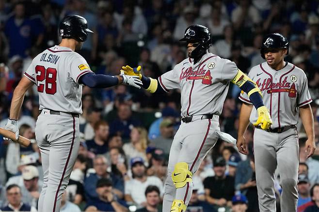 Atlanta Braves' Ronald Acuna Jr., center, celebrates with Matt Olson, left, and Drake Baldwin after hitting a two-run home run during the sixth inning of a baseball game against the Chicago Cubs in Chicago, Tuesday, Sept. 15, 2026. (AP Photo/Nam Y. Huh)        <저작권자(c) 연합뉴스, 무단 전재-재배포, AI 학습 및 활용 금지>