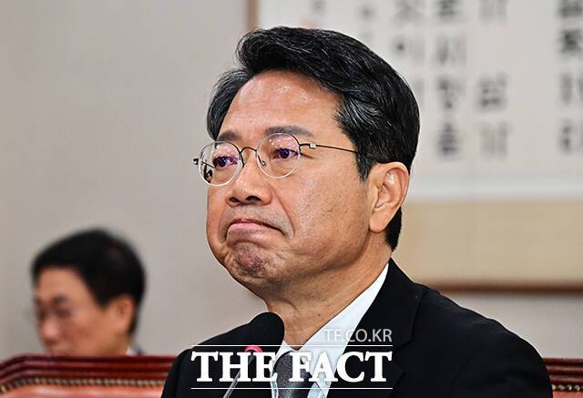 김승원 법무부 장관 후보자가 15일 국회에서 열린 인사청문회에서 제넨셀 신약 임상 청탁 의혹과 발달장애인 지원 협동조합을 둘러싼 배우자·아들 특혜 의혹 등에 대해 부정 청탁이나 특혜는 없었다고 반박했다. /배정한 기자