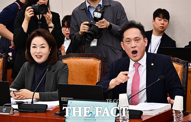김태규(오른쪽) 국민의힘 의원이 15일 오전 국회에서 열린 김승원 법무부 장관 후보자 인사청문회에 참석해 김남희 더불어민주당 의원의 의사진행 발언에 항의하는 모습. 이날 인사청문회는 여야 간 고성과 막말로 얼룩졌다. /배정한 기자