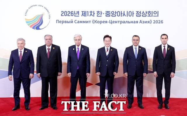 이재명 대통령은 16일 한-중앙아시아 정상회의에서 "동과 서의 사람, 기술, 문화를 하나로 연결했던 중앙아시아의 '실크로드 정신'이 어느 때보다도 절실하다"며 지역 차원의 협력 확대를 제안했다. 이 대통령이 이날 서울 한 호텔에서 주재한 정상회의에서 5개국 정상들과 기념촬영을 하고 있다. /뉴시스