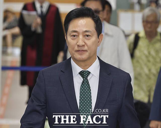 오세훈 서울시장이 지난 4일 서울 서초구 서울고등법원에서 열린 여론조사비 대납 의혹 관련 항소심 3차 공판에 출석하고 있다. /남윤호 기자