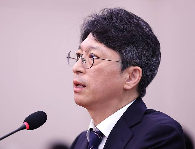 홍지선 국토교통부 장관 후보자가 16일 서울 여의도 국회에서 열린 인사청문회에서 의원들의 질의에 답하고 있다./뉴스1