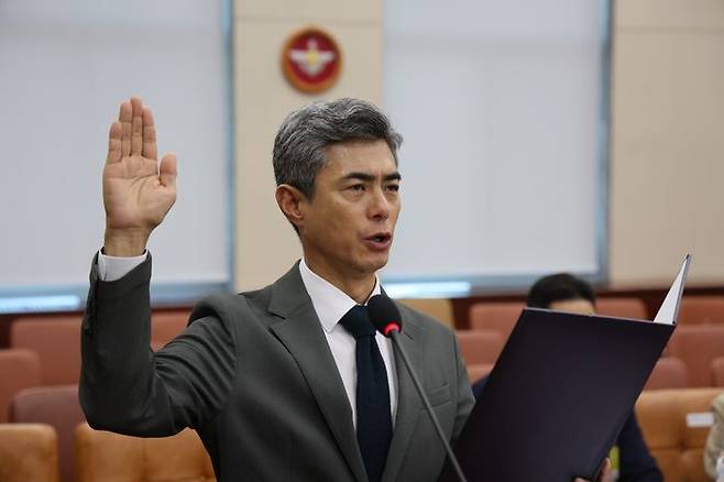 강신철 국방부 장관 후보자가 16일 서울 여의도 국회 국방위원회에서 열린 인사청문회에서 선서를 하고 있다. ⓒ뉴시스