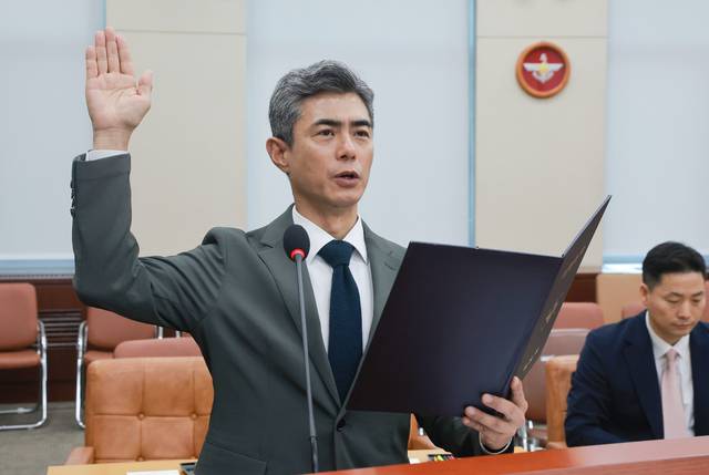 강신철 국방부 장관 후보자가 16일 국회 국방위원회에서 열린 인사청문회에서 선서하고 있다. [연합뉴스]