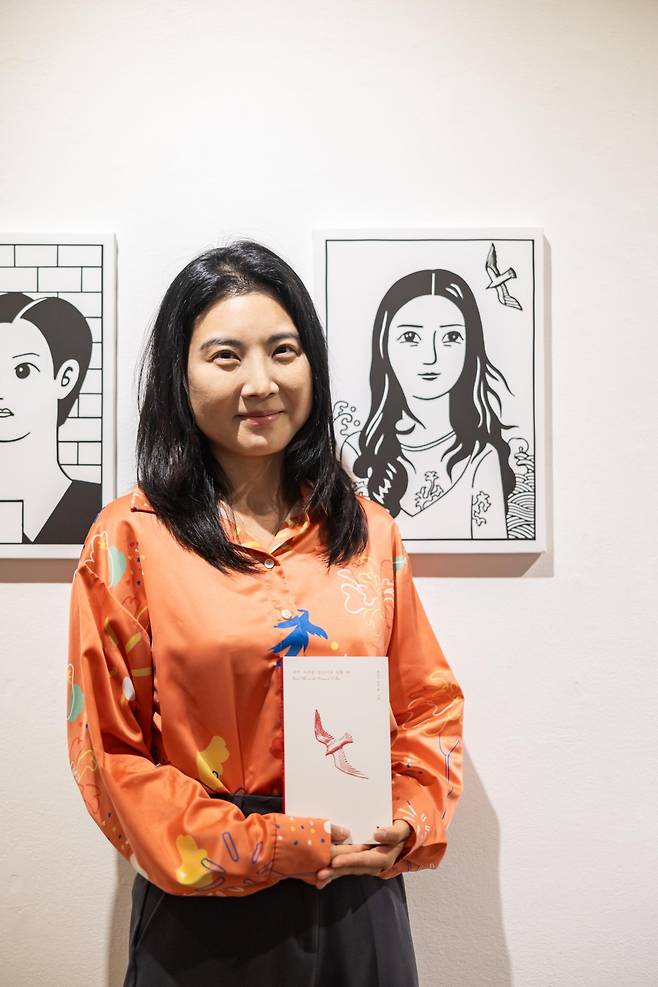 '2026 서울국제작가축제' 참석을 위해 한국을 찾은 한국계 캐나다 시인 에밀리 정민 윤이 13일 서울 종로구 아라아트센터에서 포즈를 취하고 있다. 그는 불완전한 영어 때문에 위축됐던 고등학생 시절, ‘문법과 발음을 틀려도 괜찮은’ 시로부터 해방감을 얻으면서 시 쓰기의 매력에 빠졌다. 한국문학번역원 제공
