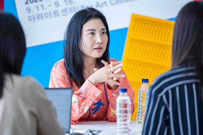 에밀리 정민 윤이 13일 서울 종로구 아라아트센터에서 한국 언론과 인터뷰하고 있다. 그는 “시를 쓴다는 건 시간을 늦추는 일”이라고 표현했다. “시는 속독할 수 없는 장르이고, 모든 단어가 중요하고, 감각을 곤두세워야 하고 오래 사유해야 하다 보니 시간을 천천히 가져보는 기회를 제공해 주는 시공간이라고 생각합니다.” 한국문학번역원 제공
