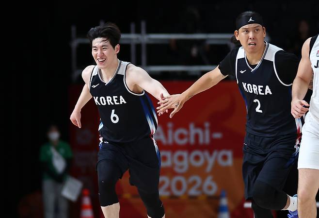 <yonhap photo-3939=""> 이정현 오늘도 펄펄(나고야=연합뉴스) 윤동진 기자 = 16일 일본 나고야 아이치 인터내셔널 아레나에서 열린 2026 아이치·나고야 아시안게임 남자 농구 대한민국 대 요르단 8강전. 이정현이 슛을 성공시킨 뒤 최준용과 함께 기뻐하고 있다. 2026.9.16mon@yna.co.kr/2026-09-16 11:00:34/<저작권자 ⓒ 1980~2026 ㈜연합뉴스. 무단 전재 재배포 금지, AI 학습 및 활용 금지></yonhap>