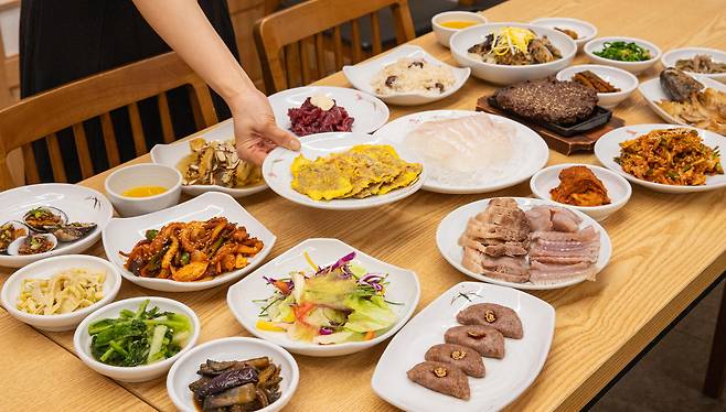 강진의 한정식집 '예향'의 상차림. 떡갈비와 홍어삼합, 생선회, 육전, 보리굴비 등 귀한 음식이 한상 가득 차려진다. 최승표 기자