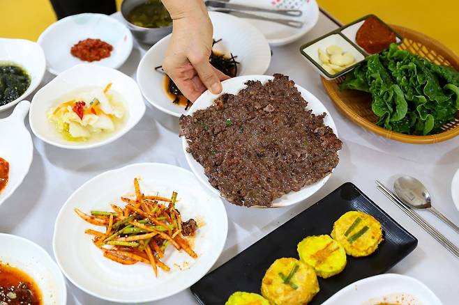 100년 넘는 역사를 자랑하는 해남 '천일식당'은 떡갈비 정식을 판다. 스무가지 넘는 반찬도 맛깔나지만 한우 갈빗살을 참숯에 구운 떡갈비 맛이 일품이다. 최승표 기자