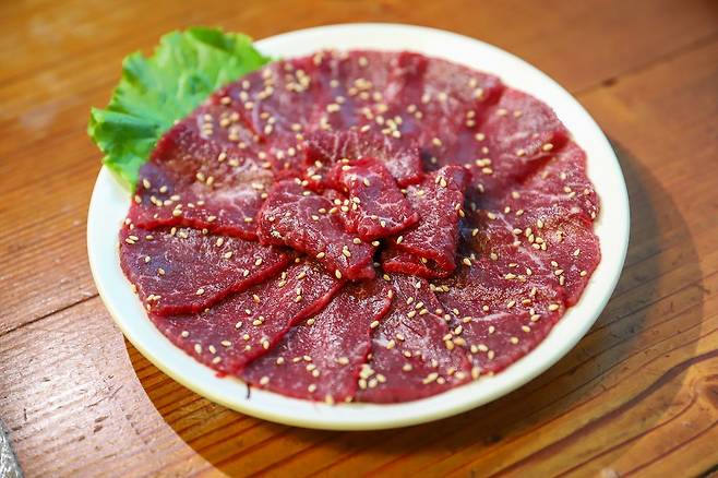 강해영에서는 생고기를 즐겨 먹는다. 아침에 도착한 암소 우둔살이 찹쌀떡처럼 쫀득쫀득하다. 해남 '만재가든'에서 맛본 생고기. 최승표 기자