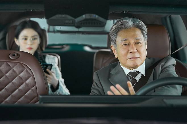한국 영화가 몰린 올추석 1970년대 발생한 사건(‘암살자(들)’)이나, 건국 이래 최다 출생 세대로 불리는 2차 베이비부머(1964~1973년생) 세대 주인공을 다룬 작품(‘인턴’ ‘아버지의 집밥’)이 눈에 띈다. 사진은 영화 '인턴' 속 한 장면. [사진 워너브러더스 코리아]