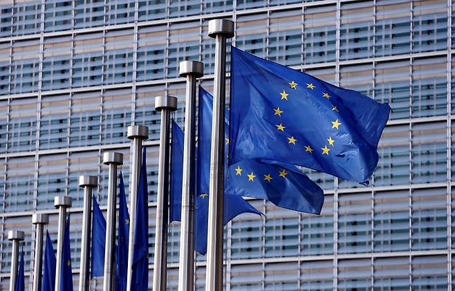 벨기에 브뤼셀의 EU 집행위원회 본부 밖에 유럽연합 깃발이 펄럭이고 있다. 사진=연합뉴스