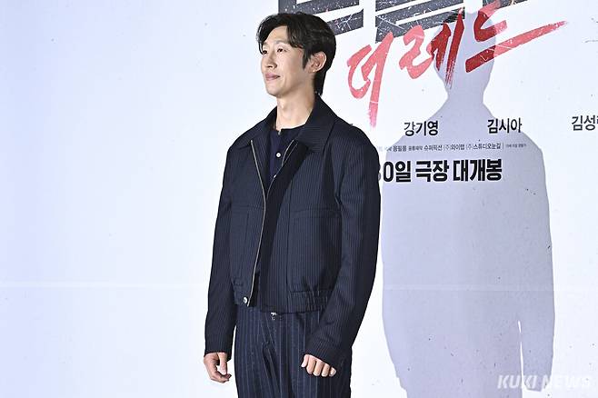 배우 강기영이 16일 서울 송파구 롯데시네마 월드타워에서 열린 영화 ‘부활남: 더 레드’ 언론시사회에 참석해 포토타임을 갖고 있다.