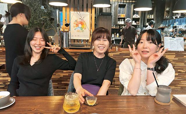 아내(가운데)가 큰며느리(왼쪽), 작은며느리와 함께 즐거운 시간을 보내고 있다.