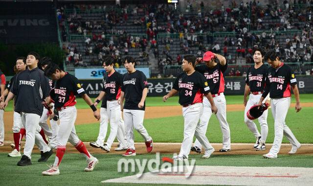 2026년 9월 15일 오후 인천 SSG랜더스필드에서 열린 '2026 신한 SOL KBO리그' KIA 타이거즈와 SSG 랜더스의 경기. KIA가 3-6으로 패한 뒤 아쉬워하고 있다./인천=유진형 기자 zolong@mydaily.co.kr
