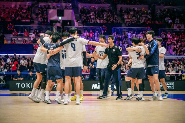 13일 일본 후쿠오카의 기타큐슈시립체육관에서 열린 2026 아시아선수권 호주와의 3위 결정전에서 승리를 거둔 라미레스호. 경기 직후 한태준은 가장 먼저 황승빈에게 달려갔다./AVC 제공