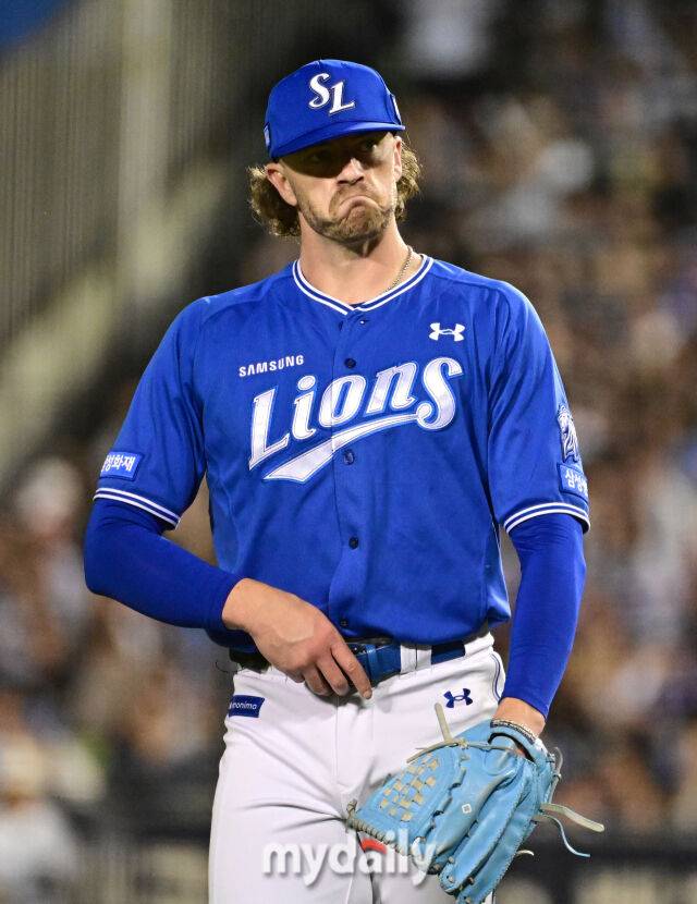 2026년 9월 16일 오후 서울 잠실구장에서 열린 '2026 신한 SOL KBO리그' 삼성 라이온즈와 두산 베어스의 경기. 삼성 선발투수 페덱이 6회말 2사 후 두산 세베리노에게 2루타를 맞은 뒤 당황하고 있다./잠실=유진형 기자