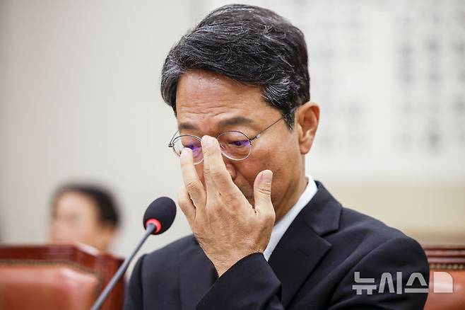 [서울=뉴시스] 정병혁 기자 = 김승원 법무부장관 후보자가 15일 서울 여의도 국회 법제사법위원회에서 열린 인사청문회에서 얼굴을 만지고 있다. 2026.09.16. jhope@newsis.com