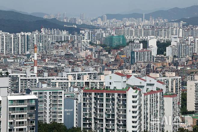 [서울=뉴시스] 김명년 기자 = 한국부동산원이 지난 10일 발표한 주간 아파트 가격 동향에 따르면, 9월 첫째 주(7일 기준) 노원·도봉·강북구 등이 포함된 서울 동북부 지역의 아파트 전셋값은 올해 들어 10.11% 올라 2015년 이후 11년 만에 두 자릿수 상승률을 기록했다. 부동산 빅데이터업체 아실에 따르면 지난해 10·15 대책 이후 서울 동북부 지역의 아파트 전세 매물은 44.6% 감소했다. 사진은 11일 서울 강북구의 한 아파트 단지 모습. 2026.09.11. kmn@newsis.com