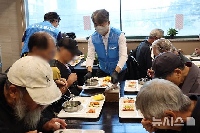 [서울=뉴시스] 권창회 기자 = 염영남 뉴시스 대표를 비롯한 봉사단이 16일 오전 서울 용산구 아침애만나에서 배식봉사를 하고 있다. 2026.09.16. kch0523@newsis.com