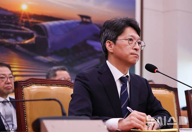 [서울=뉴시스] 김근수 기자 = 홍지선 국토교통부 장관 후보자가 16일 오전 서울 여의도 국회에서 열린 제22대 제439회국회(정기회) 국토교통위원회 국무위원후보자(국토교통부장관 홍지선) 인사청문회에서 질의에 답하고 있다.  2026.09.16. ks@newsis.com