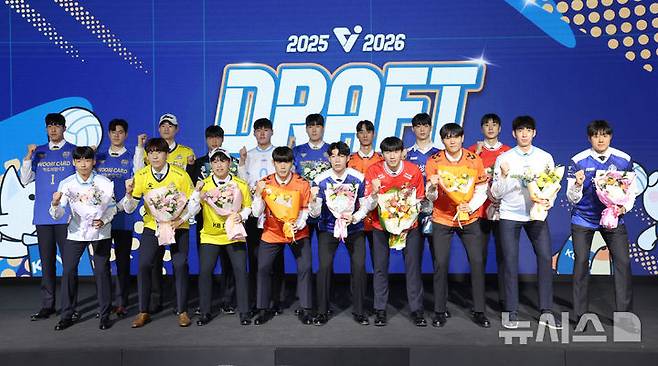 [서울=뉴시스] 조성우 기자 = 27일 서울 강서구 메이필드 호텔에서 열린 2025-2026 한국배구연맹(KOVO) 남자 신인선수 드래프트에서 각 구단에 지명을 받은 선수들이 기념촬영을 하고 있다.  뒷줄 오른쪽부터 1라운드 1순위 방강호(OK저축은행), 2순위 이우진(삼성화재), 3순위 박인우(OK저축은행), 4순위 손유민(우리카드), 5순위 이준호(대한항공), 6순위 장아성(현대캐피탈), 7순위 임동균(KB손해보험). 2025.10.27. xconfind@newsis.com