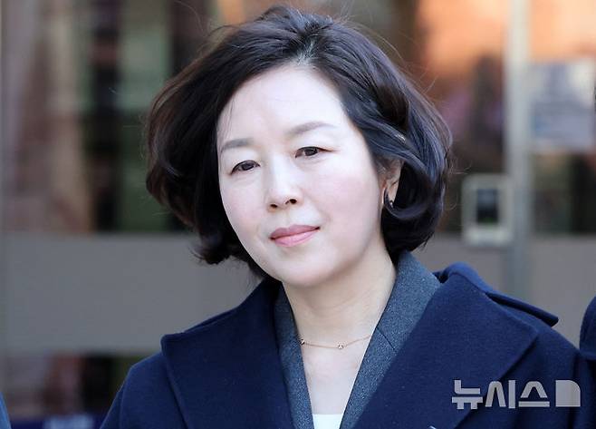 [서울=뉴시스] 조성우 기자 = 공천 헌금 의혹을 받는 김경 전 서울시의원이 3일 서울 서초구 서울중앙지방법원에서 열린 구속 전 피의자 심문(영장실질심사)을 마치고 청사를 나서고 있다. 2026.03.03. xconfind@newsis.com