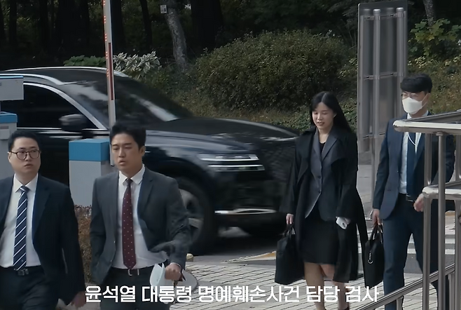 윤석열 명예훼손 사건 공판에 공소유지를 위해 들어온 서울중앙지검 반부패부 소속 수사검사 4명. 이들은 윤석열 내란 이후 한 명씩 재판에 나오지 않다가 2026년 들어서는 모두 재판에서 빠졌다.(출처: 영화 '압수수색-내란의 시작')