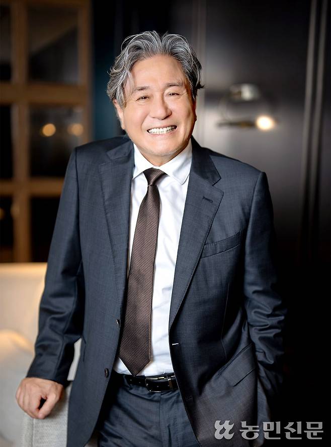 서울 종로구 한 카페에서 만난 최민식은 평생 농사일을 해온 농민들에게 “제가 감히 무슨 말을 하겠냐”며 “그저 건강하셨으면 좋겠다”고 인사를 건넸다.