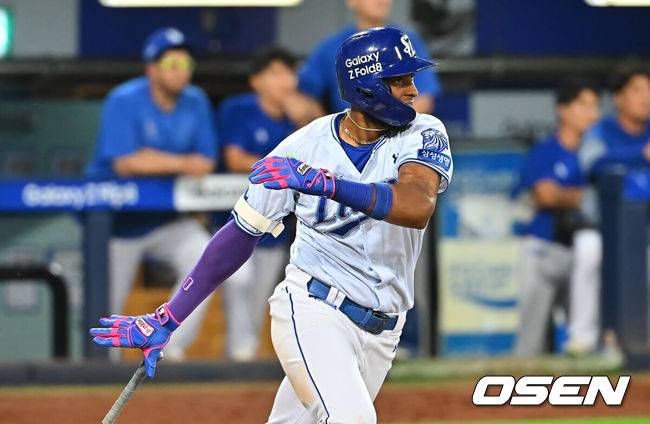 [OSEN=대구, 이석우 기자] 15일 대구삼성라이온즈파크에서 2026 신한 SOL KBO 리그 삼성 라이온즈와 롯데 자이언츠의 경기가 열렸다. 홈팀 삼성은 원태인이, 방문팀 롯데는 박세웅이 선발 출전했다. 삼성 라이온즈 디아즈가 8회말 2사 만루 우익수 앞 2타점 안타를 치고 있다. 2026.09.15 / foto0307@osen.co.kr