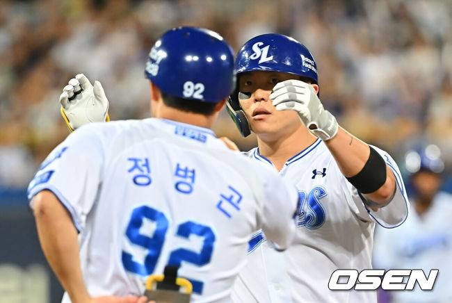 [OSEN=대구, 이석우 기자] 15일 대구삼성라이온즈파크에서 2026 신한 SOL KBO 리그 삼성 라이온즈와 롯데 자이언츠의 경기가 열렸다. 홈팀 삼성은 원태인이, 방문팀 롯데는 박세웅이 선발 출전했다. 삼성 라이온즈 류지혁이 3회말 1사 1,2루 중견수 앞 1타점 안타를 치고 하이파이브를 하고 있다. 2026.09.15 / foto0307@osen.co.kr