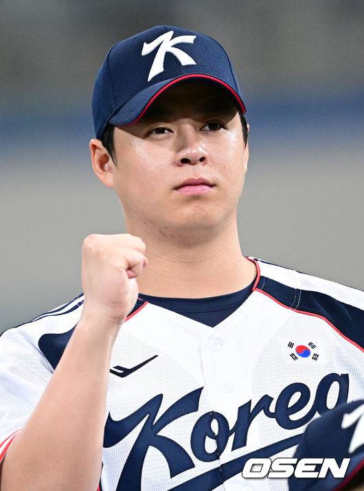 [OSEN=고척, 최규한 기자] 류지현 감독이 이끄는 2026 아이치·나고야 아시안게임 야구 대표팀이 15일 오후 서울 고척스카이돔에서 소집 첫 공식 훈련을 가졌다.야구 대표팀은 오는 18일 나고야로 이동한 뒤 21일 B조 조별예선 대만전, 22일 홍콩전, 23일 태국전을 치른 뒤 25일부터 26일까지 슈퍼라운드를 거쳐 27일 메달 결정전을 펼친다. 야구 대표팀 노시환이 기념촬영을 하고 있다. 2026.09.15 / dreamer@osen.co.kr