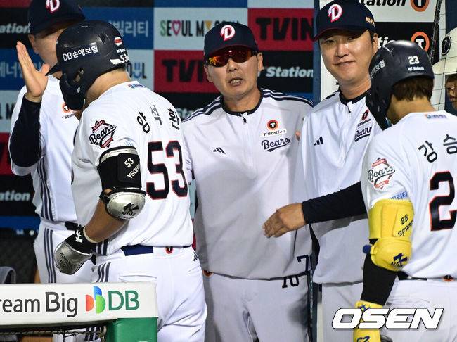 [OSEN=잠실, 조은정 기자]16일 서울 잠실야구장에서 2026 신한 SOL KBO리그 두산 베어스와 삼성 라이온즈의 경기가 열렸다.이날 두산은 벤자민, 삼성은 페덱이 선발로 나섰다.4회말 1사에서 두산 양석환이 좌월 솔로 홈런을 날린 뒤 김원형 감독의 환영을 받고 있다. 2026.09.16 /cej@osen.co.kr