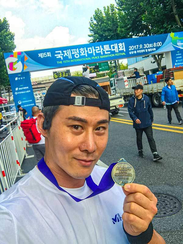 2017년 국제평화마라톤대회에 출전해 풀코스를 완주했다.
