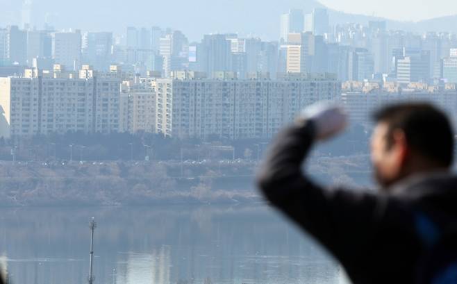 서울 시내 아파트 단지 모습. 전셋값과 월세가 동시에 오르면서 무주택 실수요자의 매수 전환이 늘고 있다. 연합뉴스