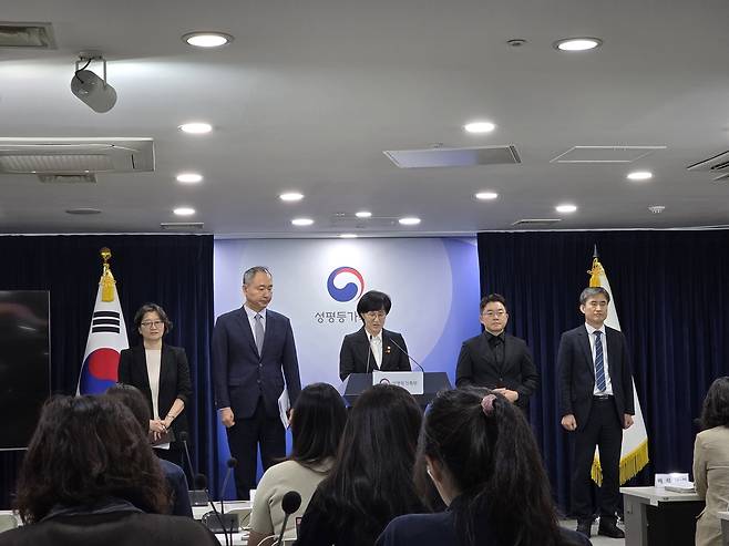 원민경(가운데) 성평등가족부 장관이 16일 정부서울청사에서 인공임신중지 약물 도입 방안에 대해 브리핑하고 있다. 박홍용기자