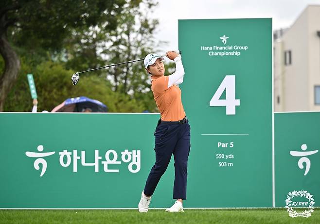 이민지가 2025년 9월 20일 KLPGA 투어 하나금융그룹 챔피언십 3라운드 4번 홀에서 티샷을 날리고 있다. 사진 제공=KLPGA