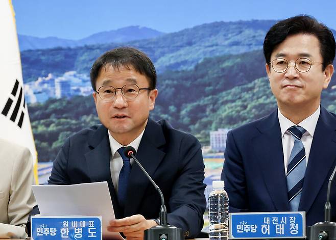 한병도 더불어민주당 원내대표가 16일 대전시청 하늘마당에서 열린 최고위원회의 및 예산정책협의회에서 발언하고 있다. ⓒ연합뉴스