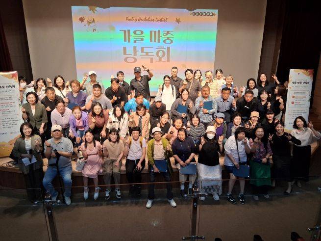 가을마중 낭독회 참가자들 기념촬영 ⓒ화성특례시 제공