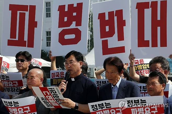 파병 반대 발언하는 조영대 신부 (전남광주=연합뉴스) 민현기 기자 = 15일 오후 전남광주 동구 5·18 민주광장에서 열린 호르무즈 해협 파병 반대 공동 기자회견에서 조영대 신부가 발언하고 있다. 2026.9.15 mhk0226@yna.co.kr