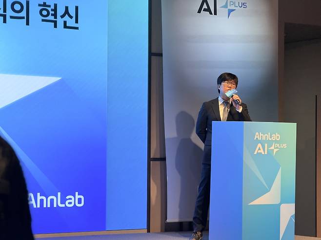 이승경 안랩 AI개발실장 이승경 안랩 AI개발실장이 16일 서울 웨스틴 파르나스 호텔에서 열린 'AI 비전 선포' 기자간담회에서 발표하고 있다. [촬영 권하영]