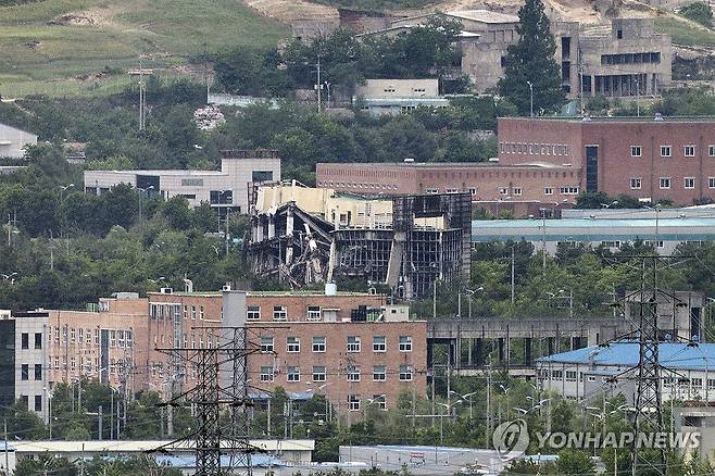 법원 "연락사무소 폭파한 북한, 우리 정부에 446억여원 배상해야" (서울=연합뉴스) 남북공동연락사무소를 일방적으로 폭파한 북한이 대한민국 정부에 446억여원을 배상하라는 법원 판단이 나왔다.
    개인이 아닌 우리 정부가 북한을 상대로 낸 첫 소송에서 3년 3개월만에 승소한 것이다.
    서울중앙지법 민사합의46부(김형철 부장판사)는 16일 대한민국 정부가 조선민주주의인민공화국을 상대로 낸 손해배상청구 소송에서 원고 승소로 판결했다. 
    사진은 북한이 지난 2020년 6월 폭파시킨 남북공동연락사무소 모습으로 2023년 5월 30일 촬영됐다. 2026.9.16 [연합뉴스 자료사진] photo@yna.co.kr