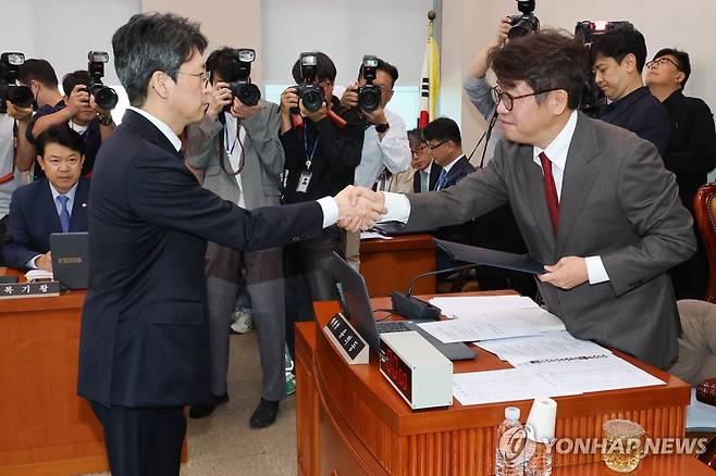 선서문 제출하는 홍지선 국토교통부 장관 후보자 (서울=연합뉴스) 이동해 기자 = 홍지선 국토교통부 장관 후보자가 16일 국회에서 열린 인사청문회에서 국토교통위원장인 국민의힘 유의동 의원에게 선서문 제출 후 악수하고 있다. 2026.9.16 eastsea@yna.co.kr