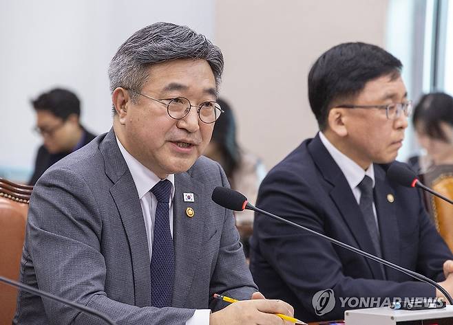 중수청법 개정안 관련 질의에 답하는 윤호중 행안부 장관 (서울=연합뉴스) 황광모 기자 = 윤호중 행정안전부 장관이 16일 국회에서 열린 법제사법위원회 전체 회의에 출석해 중대범죄수사청 조직 및 운영에 관한 법률 일부개정법률안 등 사회적 약자 대상 7대 범죄 보완수사·재수사권을 부여하는 중대범죄수사청법 개정안 관련 의원 질의에 답하고 있다. 2026.9.16 hkmpooh@yna.co.kr