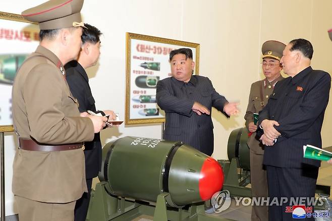 2023년 3월 핵무기연구소를 찾아 전술핵탄두 화산-31 옆에서 지시를 내리는 김정은 [평양 조선중앙통신=연합뉴스 자료사진. 국내에서만 사용가능. 재배포 금지. For Use Only in the Republic of Korea. No Redistribution] 2023.3.28  nkphoto@yna.co.kr