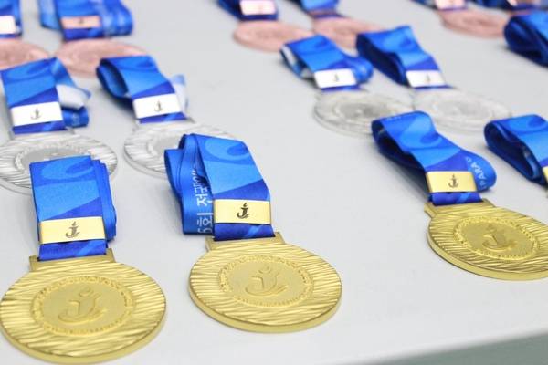 15일 제주 사라봉다목적체육관에서 전국장애인체육대회 보치아 종목 시상식에 놓여있는 메달. 정예은은 시상대 위에 놓인 메달을 가져가지 못했다. /대한장애인보치아연맹