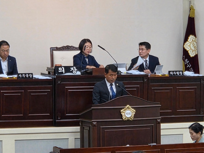 17일 대구 수성구의회 제277회 제1차 정례회 제2차 본회의에서 전학익 행정기획위원장이 수성구 지역사랑상품권 발행 및 운영 조례안 검토 결과를 발표 중이다. 최시웅기자
