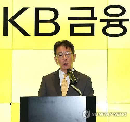 소감 밝히는 이재근 KB금융지주 차기 회장 내정자(서울=연합뉴스) 김주형 기자 = KB금융지주 차기 회장으로 내정된 이재근 부문장이 14일 서울 여의도 KB금융 신관 로비에서 소감을 밝히고 있다. 2026.9.14 kjhpress@yna.co.kr